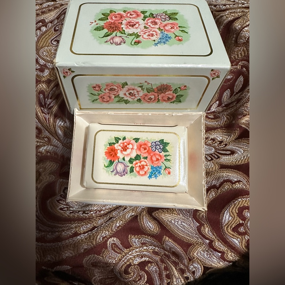 Avon Country Garden Soap Dish with Floral Accents and Perfumed Soap 1978 Avon